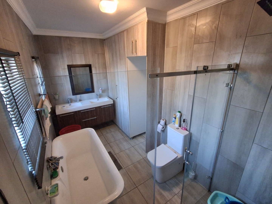 3 Bedroom Property for Sale in Mountain View Gauteng