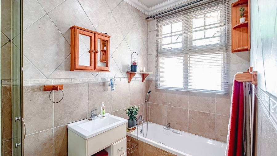 4 Bedroom Property for Sale in Ninapark Gauteng