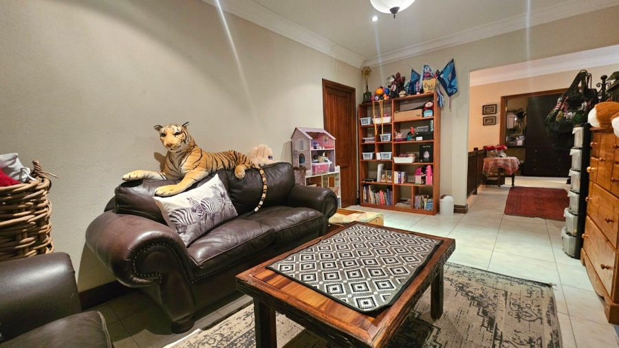 5 Bedroom Property for Sale in Zwavelpoort Gauteng