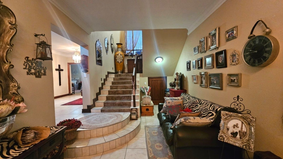 5 Bedroom Property for Sale in Zwavelpoort Gauteng