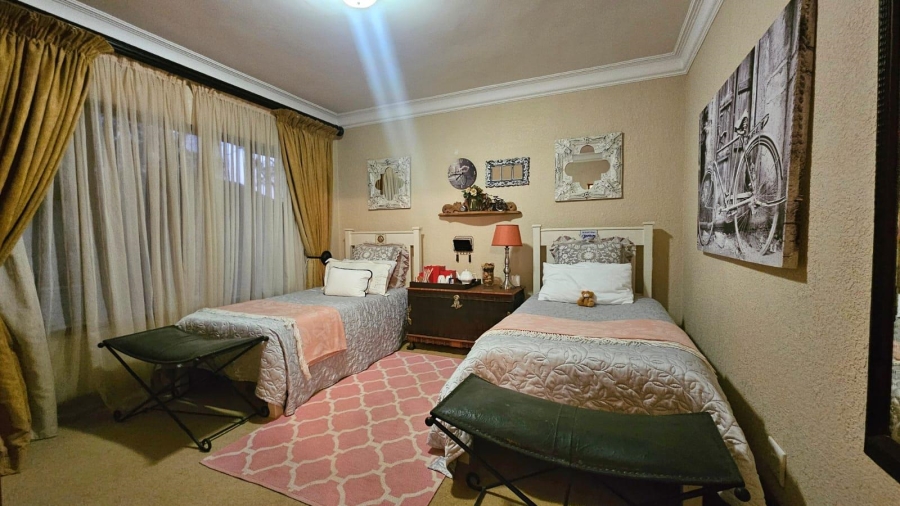 5 Bedroom Property for Sale in Zwavelpoort Gauteng