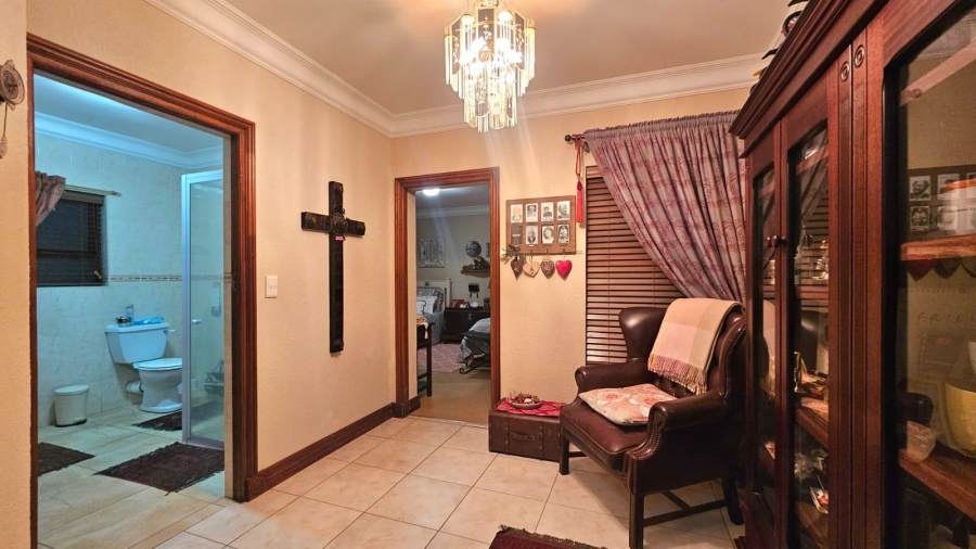 5 Bedroom Property for Sale in Zwavelpoort Gauteng