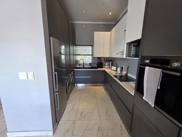 To Let 3 Bedroom Property for Rent in Sandhurst Gauteng