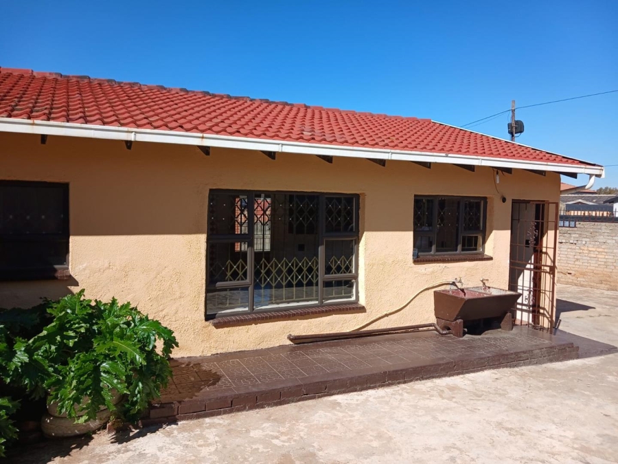 3 Bedroom Property for Sale in Dhlamini Gauteng