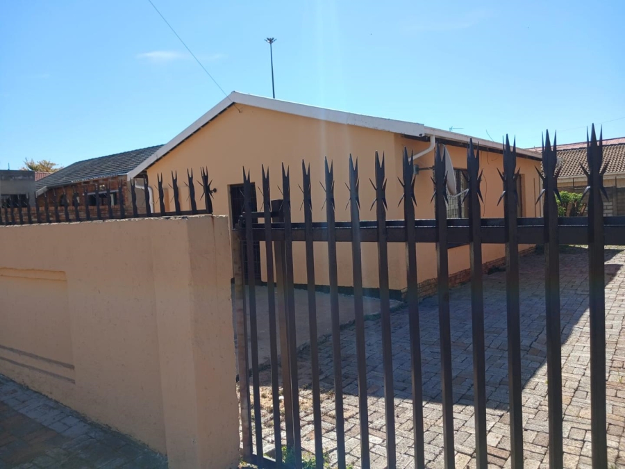 3 Bedroom Property for Sale in Dhlamini Gauteng