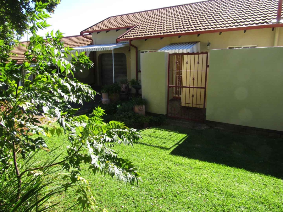 2 Bedroom Property for Sale in Helderkruin Gauteng