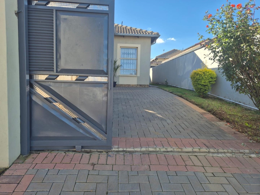 2 Bedroom Property for Sale in Clayville Gauteng