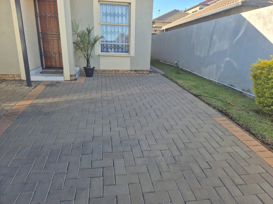 2 Bedroom Property for Sale in Clayville Gauteng