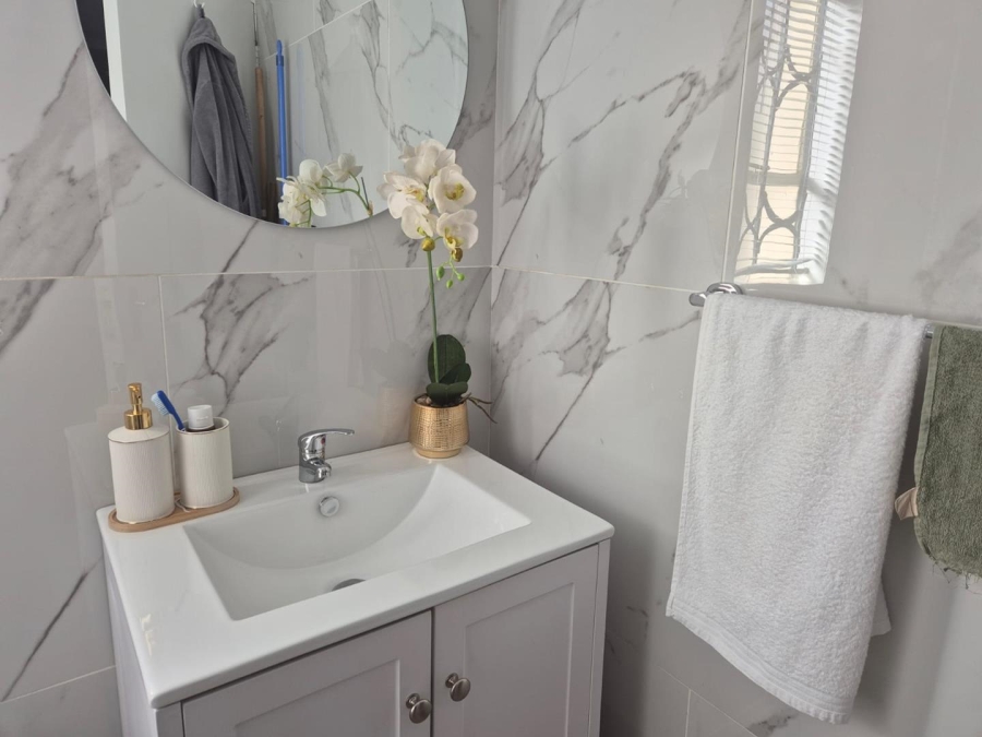 2 Bedroom Property for Sale in Clayville Gauteng