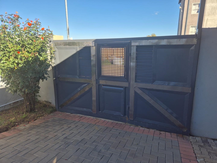 2 Bedroom Property for Sale in Clayville Gauteng