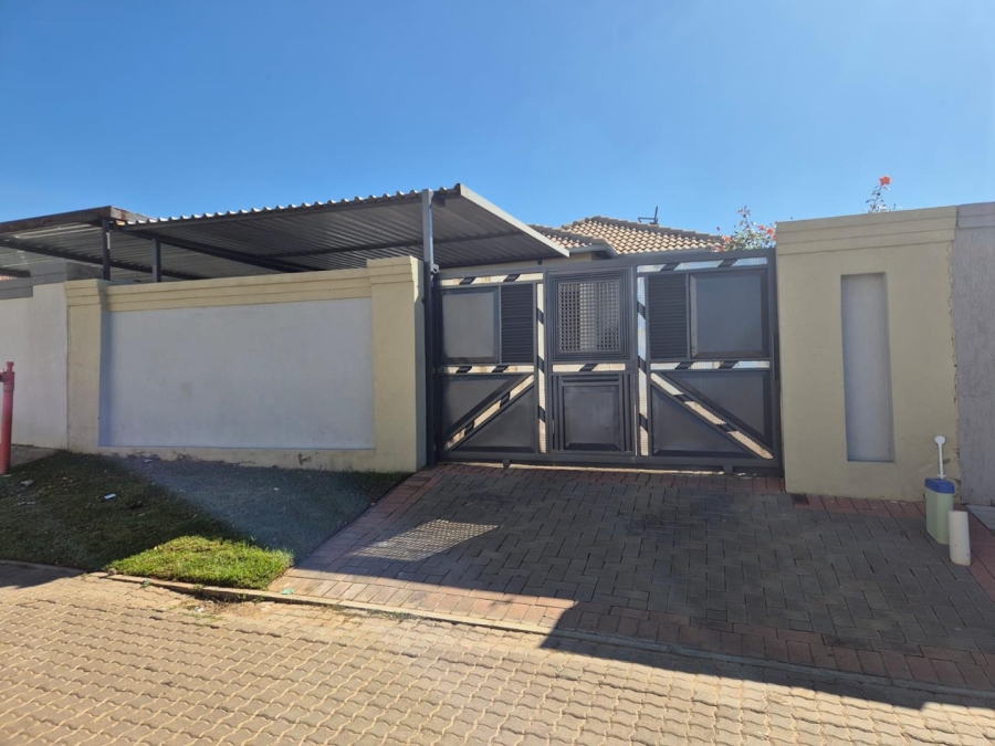 2 Bedroom Property for Sale in Clayville Gauteng