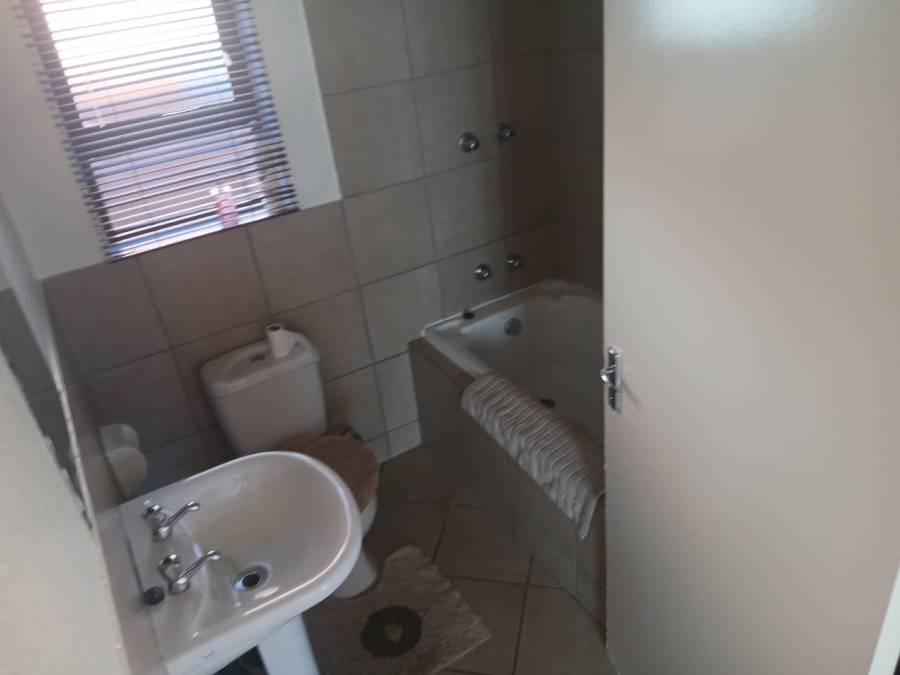 2 Bedroom Property for Sale in Albertsdal Gauteng