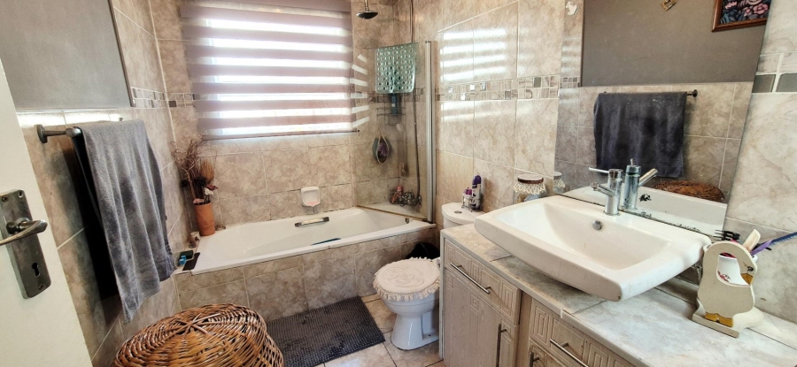 1 Bedroom Property for Sale in Corlett Gardens Gauteng