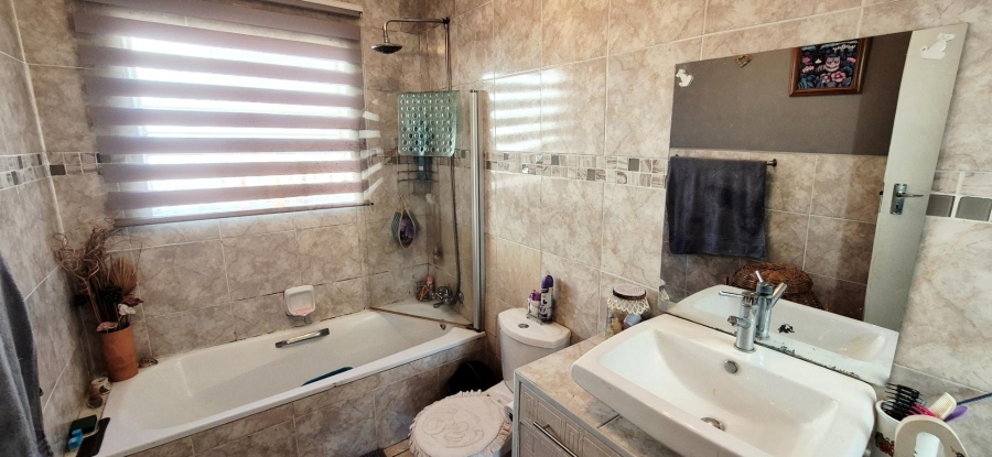 1 Bedroom Property for Sale in Corlett Gardens Gauteng