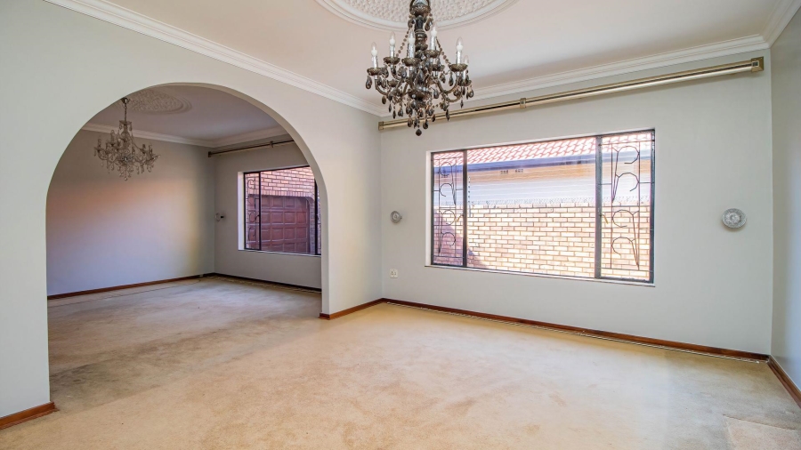 To Let 4 Bedroom Property for Rent in Lakefield Gauteng