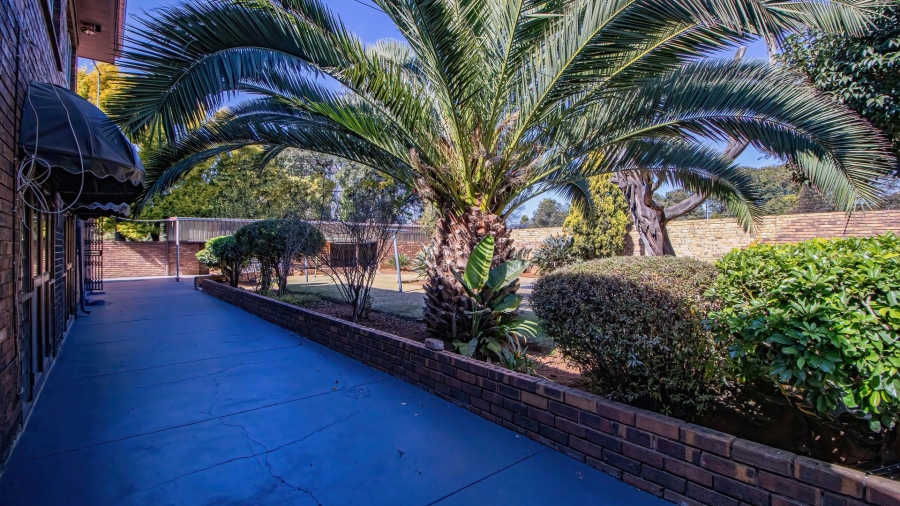 To Let 4 Bedroom Property for Rent in Lakefield Gauteng