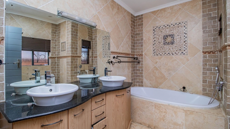 To Let 4 Bedroom Property for Rent in Lakefield Gauteng