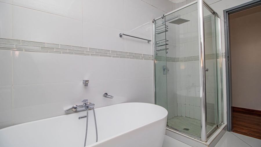 To Let 4 Bedroom Property for Rent in Lakefield Gauteng