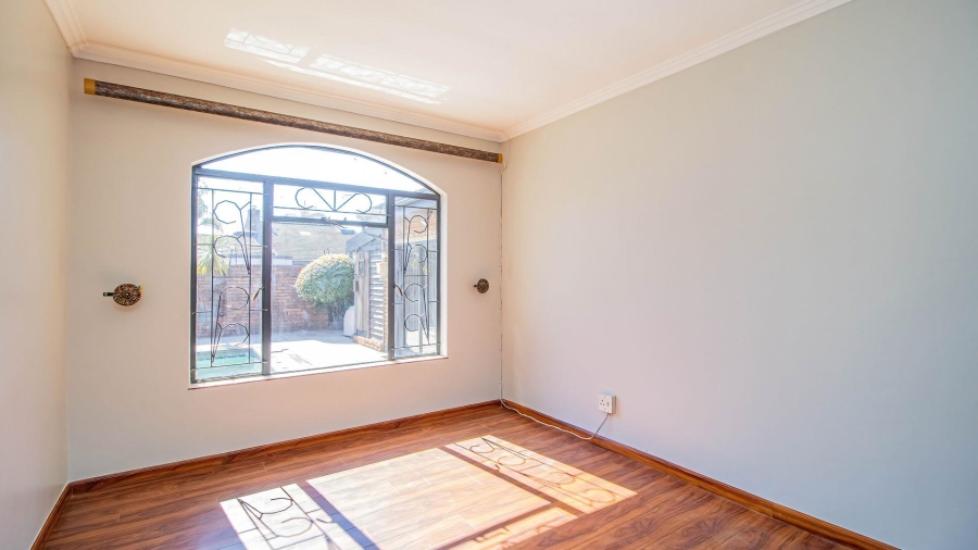To Let 4 Bedroom Property for Rent in Lakefield Gauteng