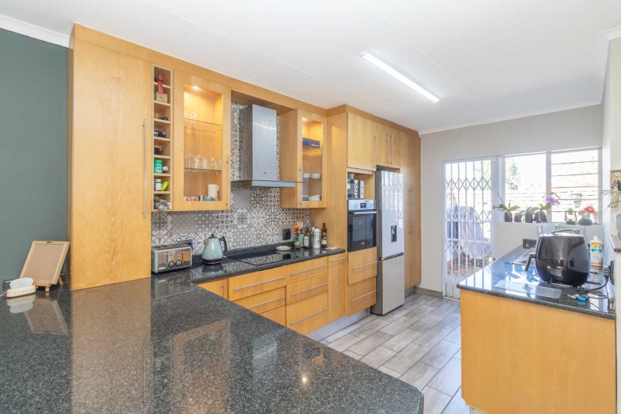 2 Bedroom Property for Sale in Gallo Manor Gauteng
