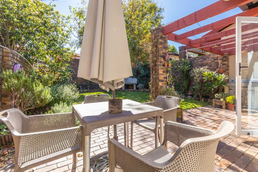 2 Bedroom Property for Sale in Gallo Manor Gauteng