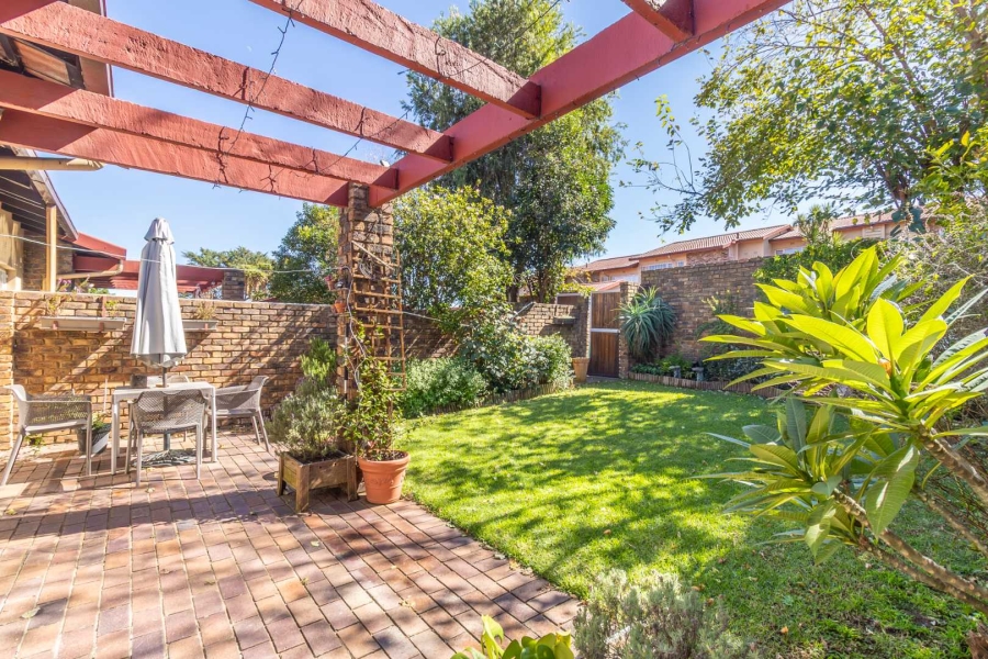 2 Bedroom Property for Sale in Gallo Manor Gauteng