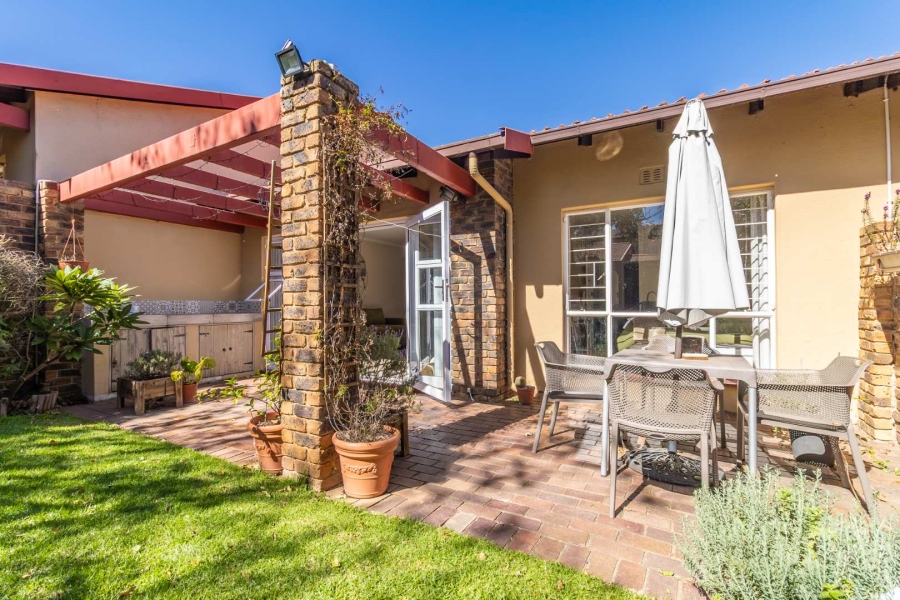 2 Bedroom Property for Sale in Gallo Manor Gauteng