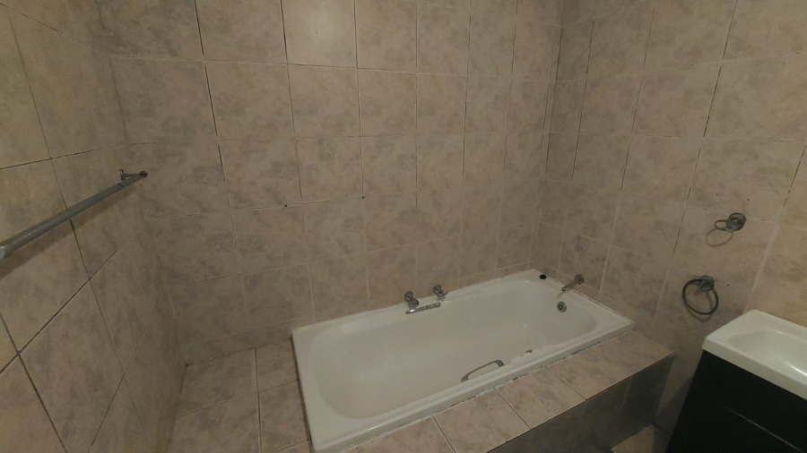 2 Bedroom Property for Sale in Mondeor Gauteng