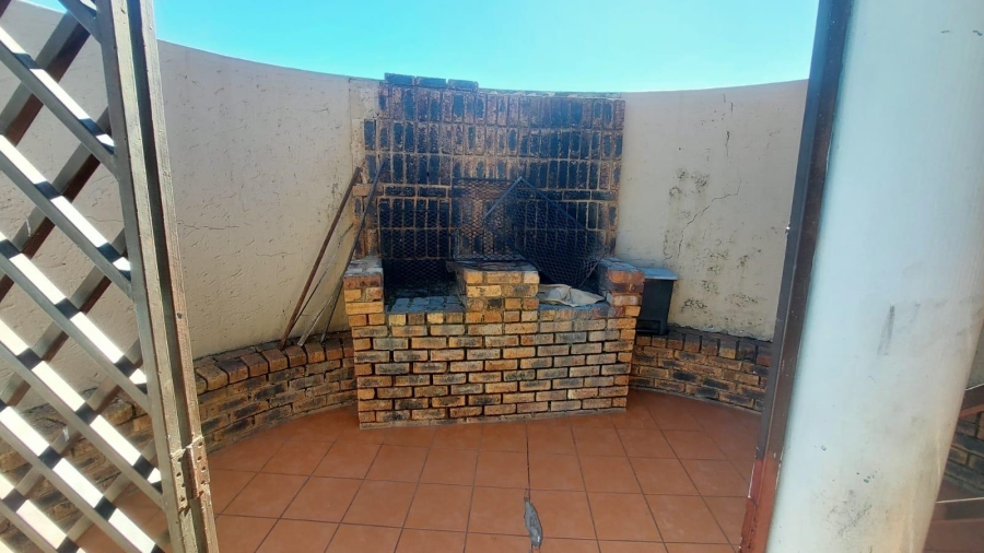 2 Bedroom Property for Sale in Mondeor Gauteng