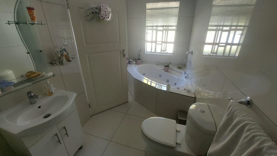 3 Bedroom Property for Sale in Mondeor Gauteng