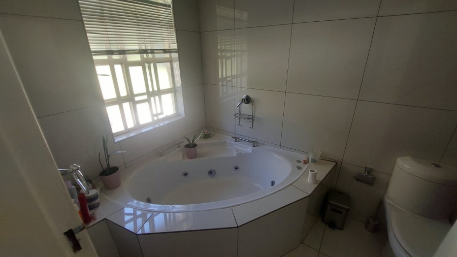 3 Bedroom Property for Sale in Mondeor Gauteng