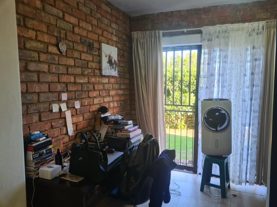 To Let 1 Bedroom Property for Rent in Waverley Gauteng
