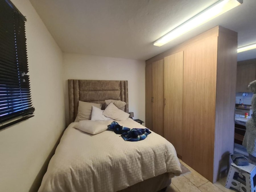 To Let 1 Bedroom Property for Rent in Waverley Gauteng