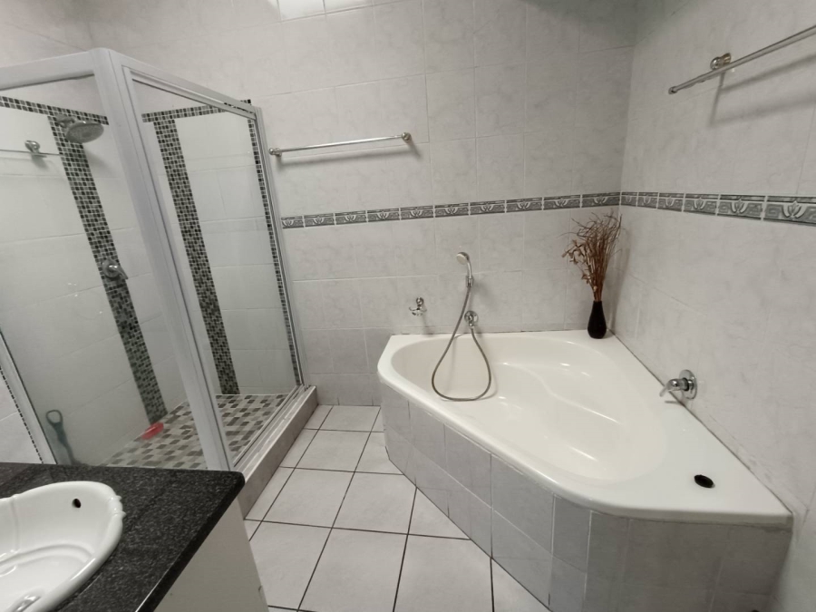 3 Bedroom Property for Sale in Eldoglen Gauteng