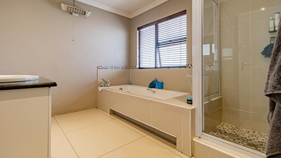 To Let 4 Bedroom Property for Rent in Woodmead Gauteng
