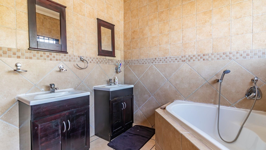 4 Bedroom Property for Sale in Amberfield Gauteng