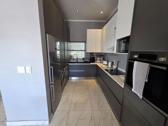 2 Bedroom Property for Sale in Sandhurst Gauteng