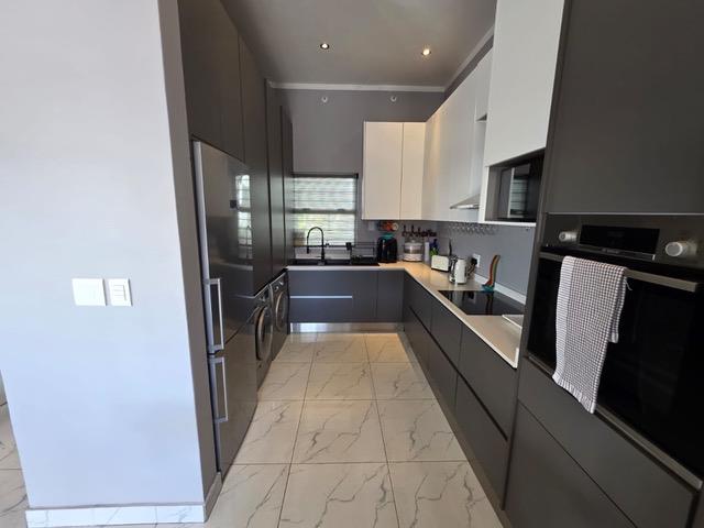 To Let 3 Bedroom Property for Rent in Sandhurst Gauteng