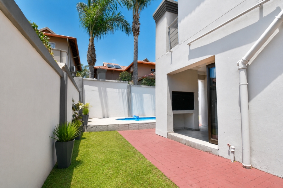 To Let 4 Bedroom Property for Rent in Strubensvallei Gauteng