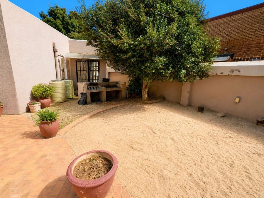 To Let 5 Bedroom Property for Rent in Van Riebeeck Park Gauteng
