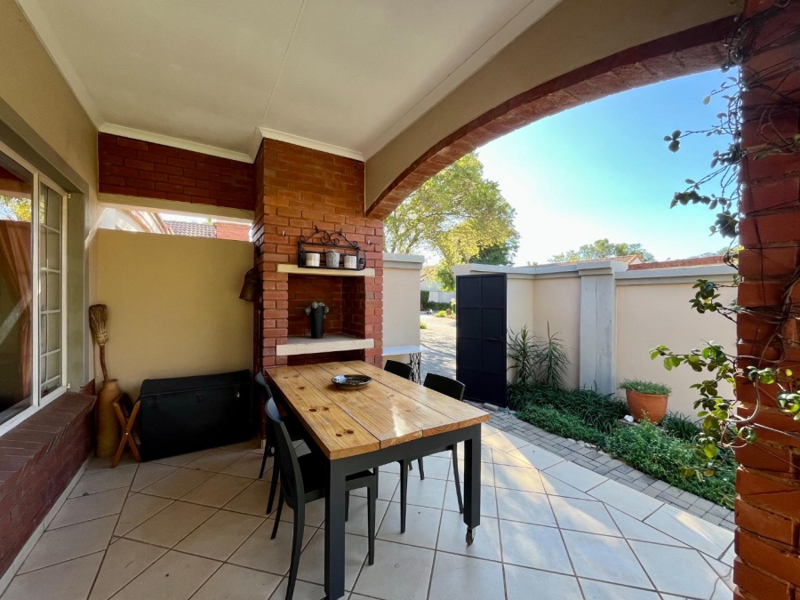 2 Bedroom Property for Sale in Faerie Glen Gauteng