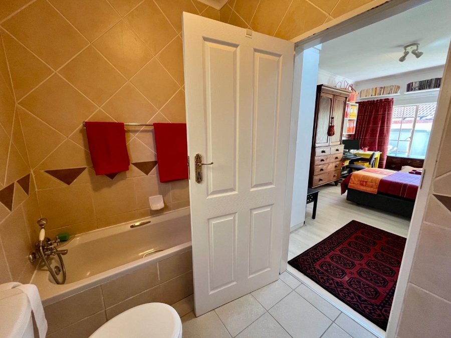 2 Bedroom Property for Sale in Faerie Glen Gauteng