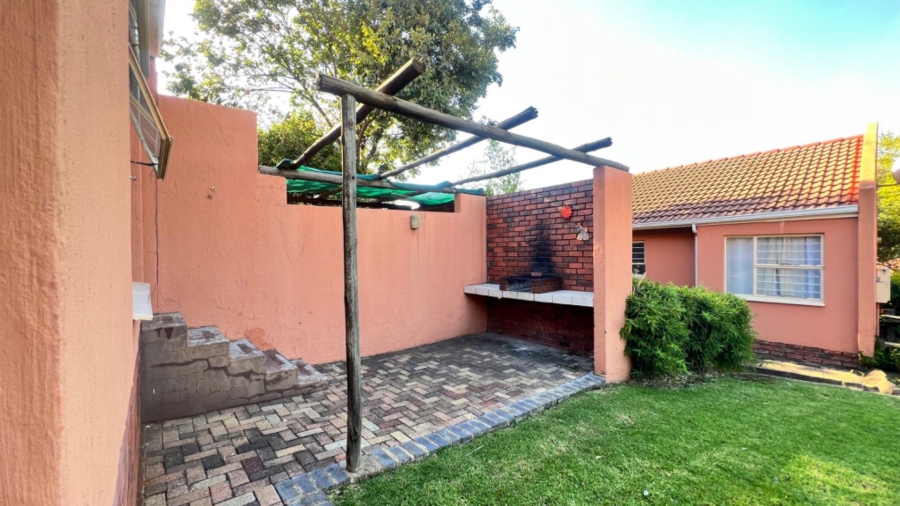 To Let 2 Bedroom Property for Rent in Alan Manor Gauteng