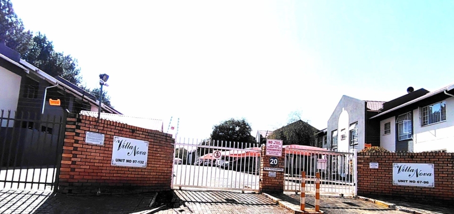 2 Bedroom Property for Sale in Die Hoewes Gauteng