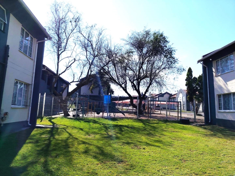 2 Bedroom Property for Sale in Die Hoewes Gauteng