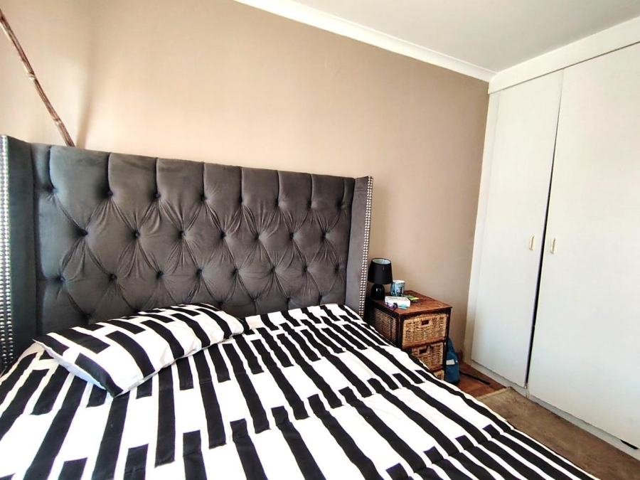 2 Bedroom Property for Sale in Die Hoewes Gauteng