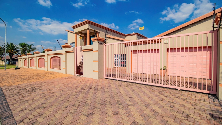 4 Bedroom Property for Sale in Rynsoord Gauteng