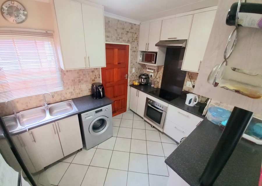 2 Bedroom Property for Sale in Kirkney Gauteng