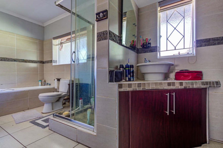 3 Bedroom Property for Sale in Parkhill Gardens Gauteng