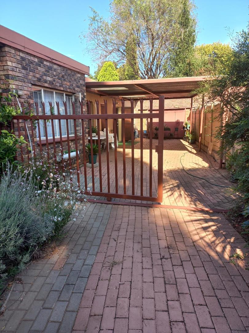 To Let 2 Bedroom Property for Rent in Waverley Gauteng